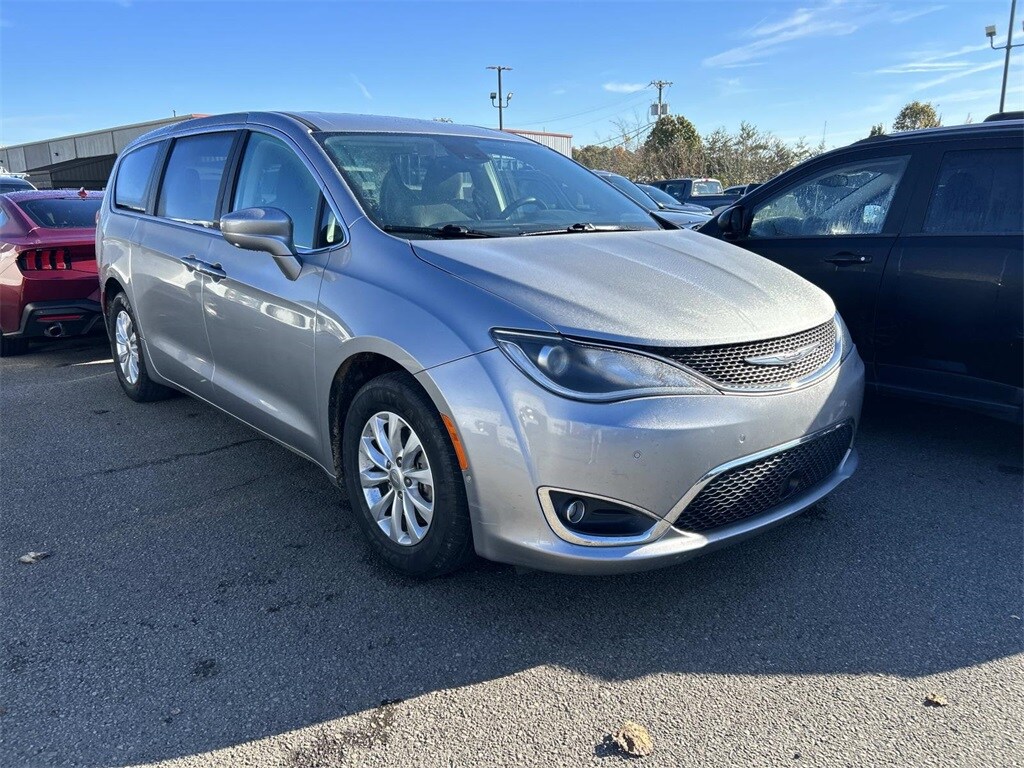 Used 2019 Chrysler Pacifica Touring Plus Minivan/Van
