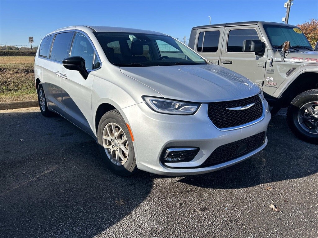 Used 2024 Chrysler Pacifica Touring L Minivan/Van