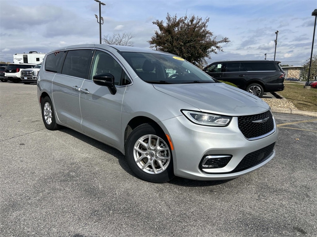 2024 Chrysler Pacifica Touring L's photo