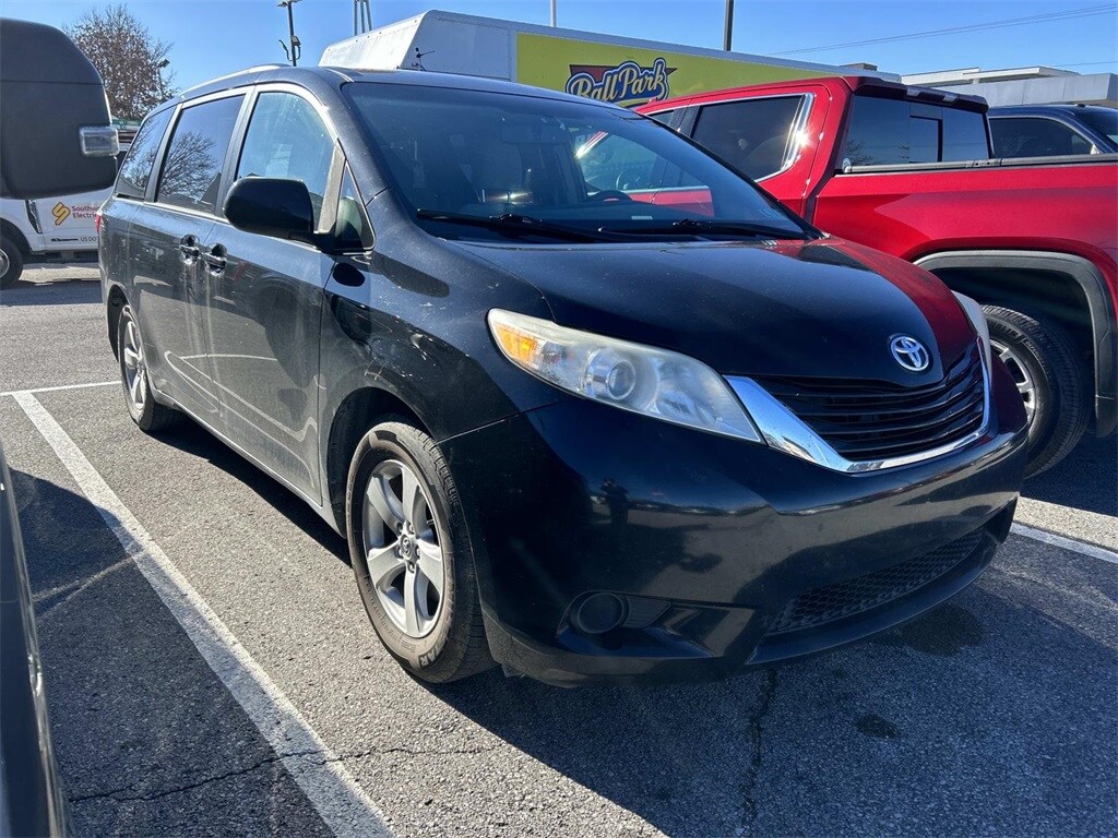 Used 2017 Toyota Sienna LE Minivan/Van