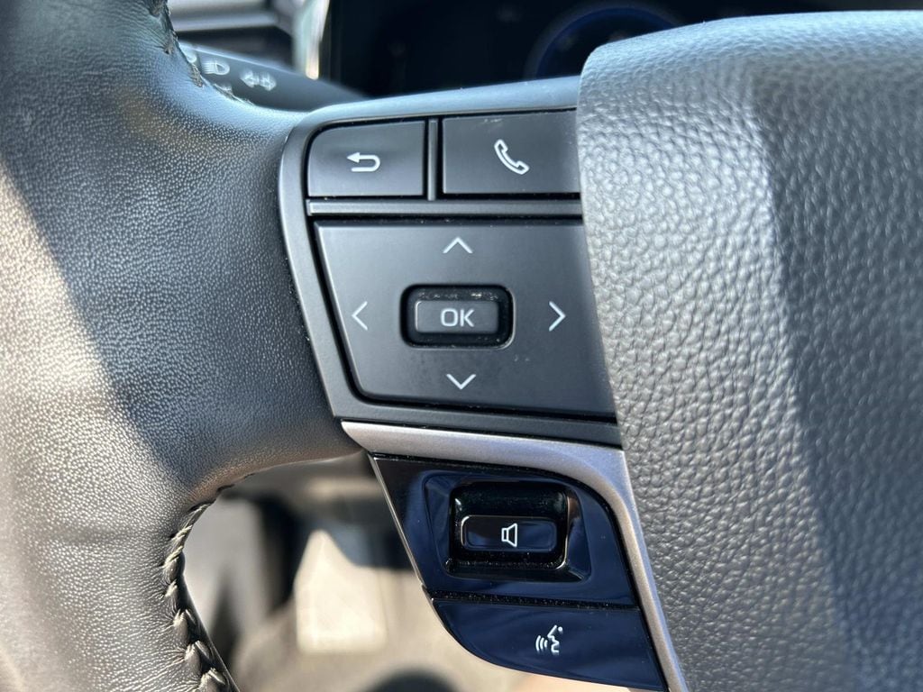 2025 Toyota Camry LE - Photo 25