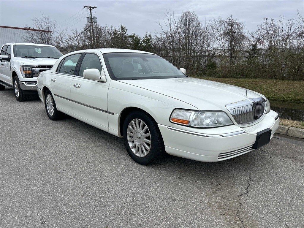 Used 2003 Lincoln Town Car Signature Sedan