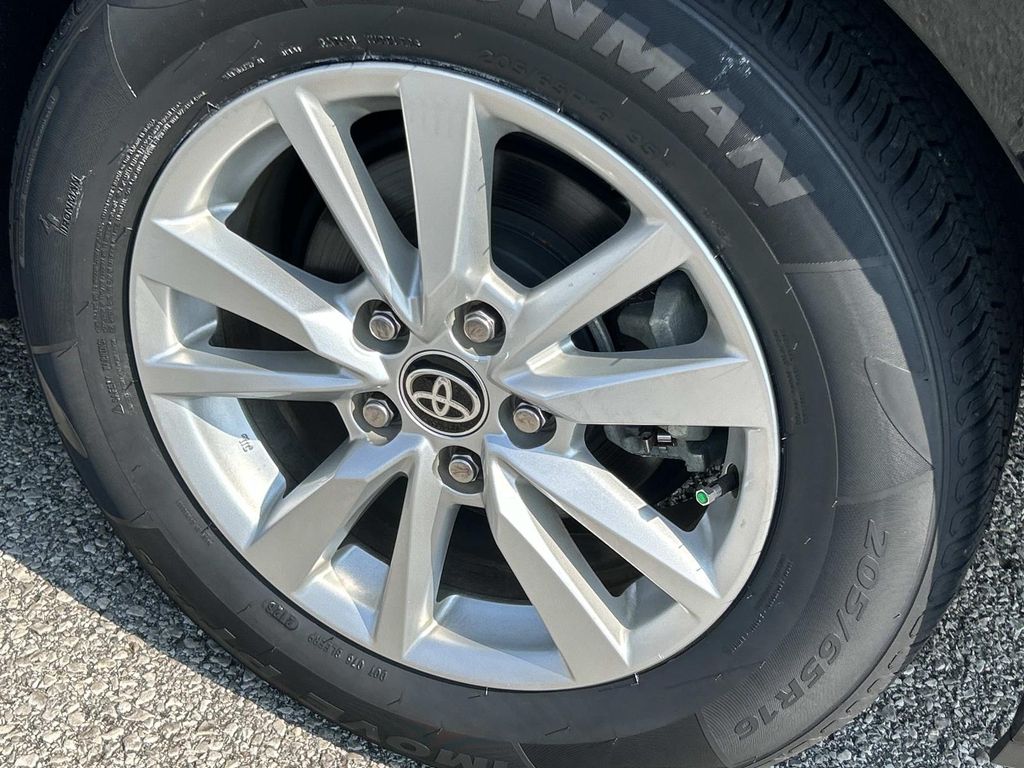 2025 Toyota Camry LE - Photo 12