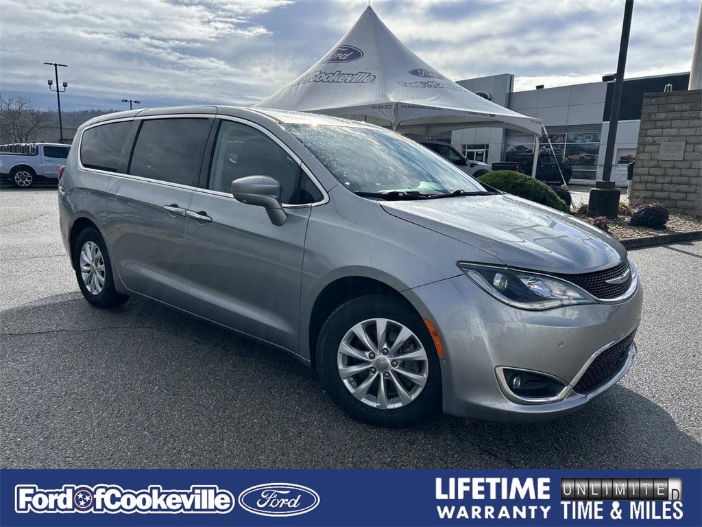 2019 Chrysler Pacifica Touring Plus's photo