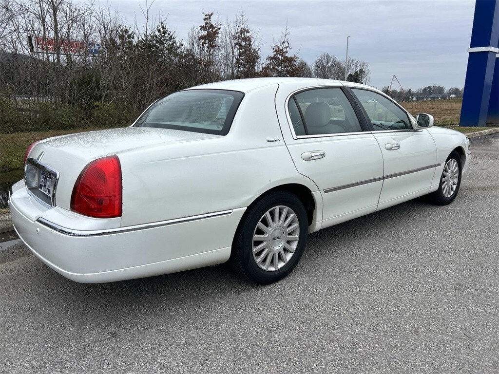 Used 2003 Lincoln Town Car Signature Sedan