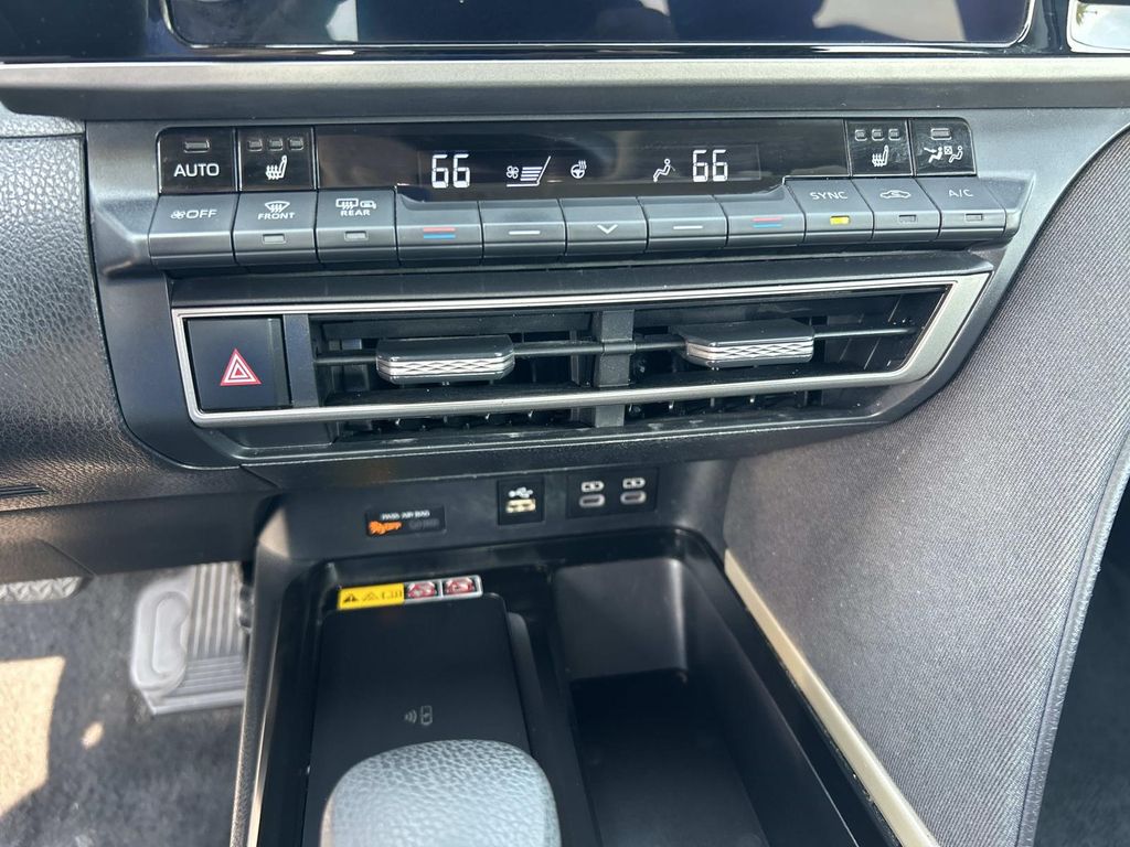 2025 Toyota Camry LE - Photo 27