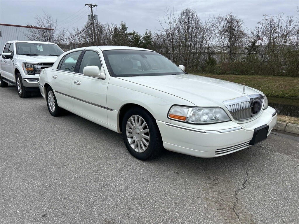 Used 2003 Lincoln Town Car Signature Sedan