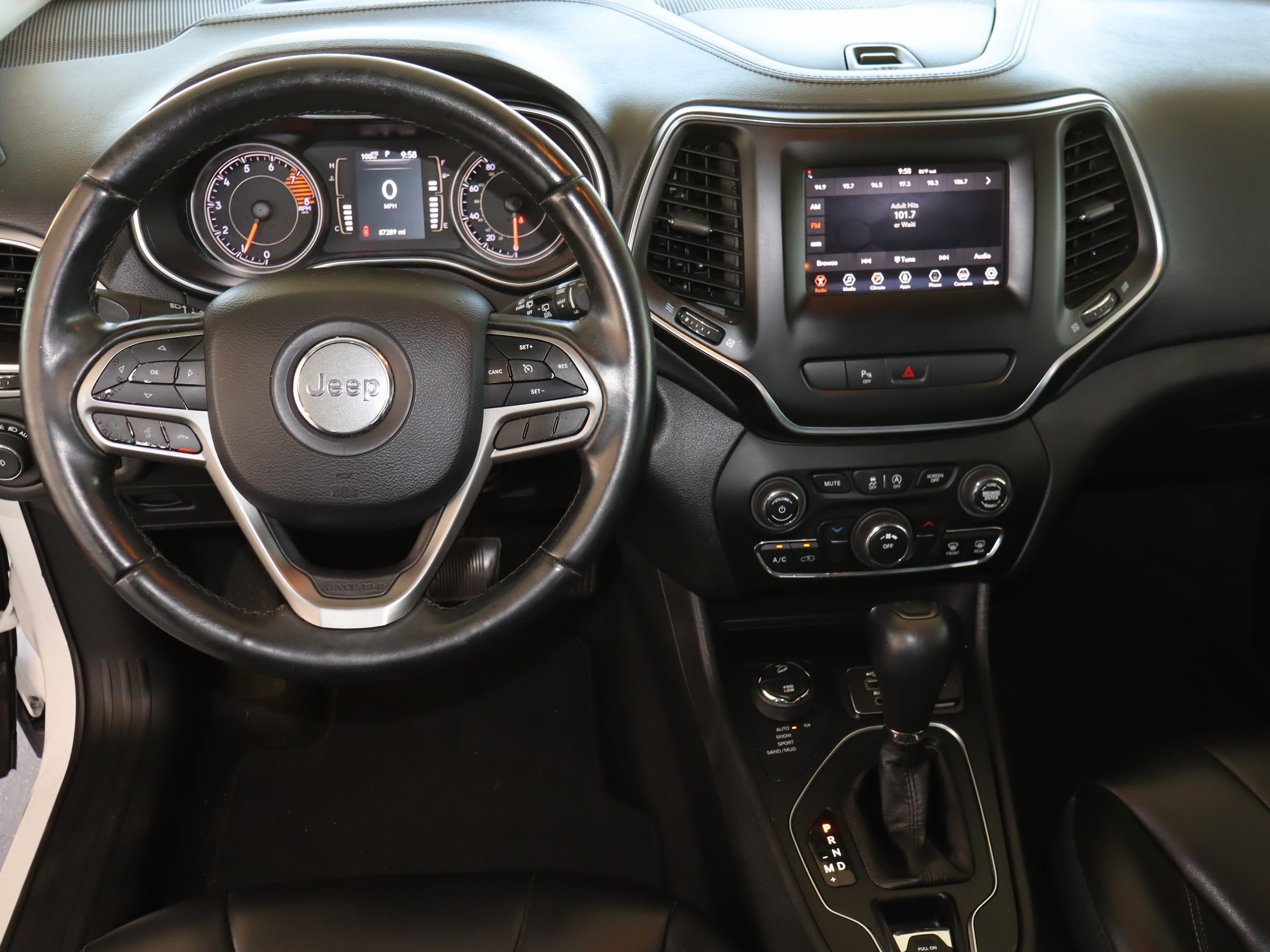 2019 Jeep Cherokee Latitude Plus - Photo 18