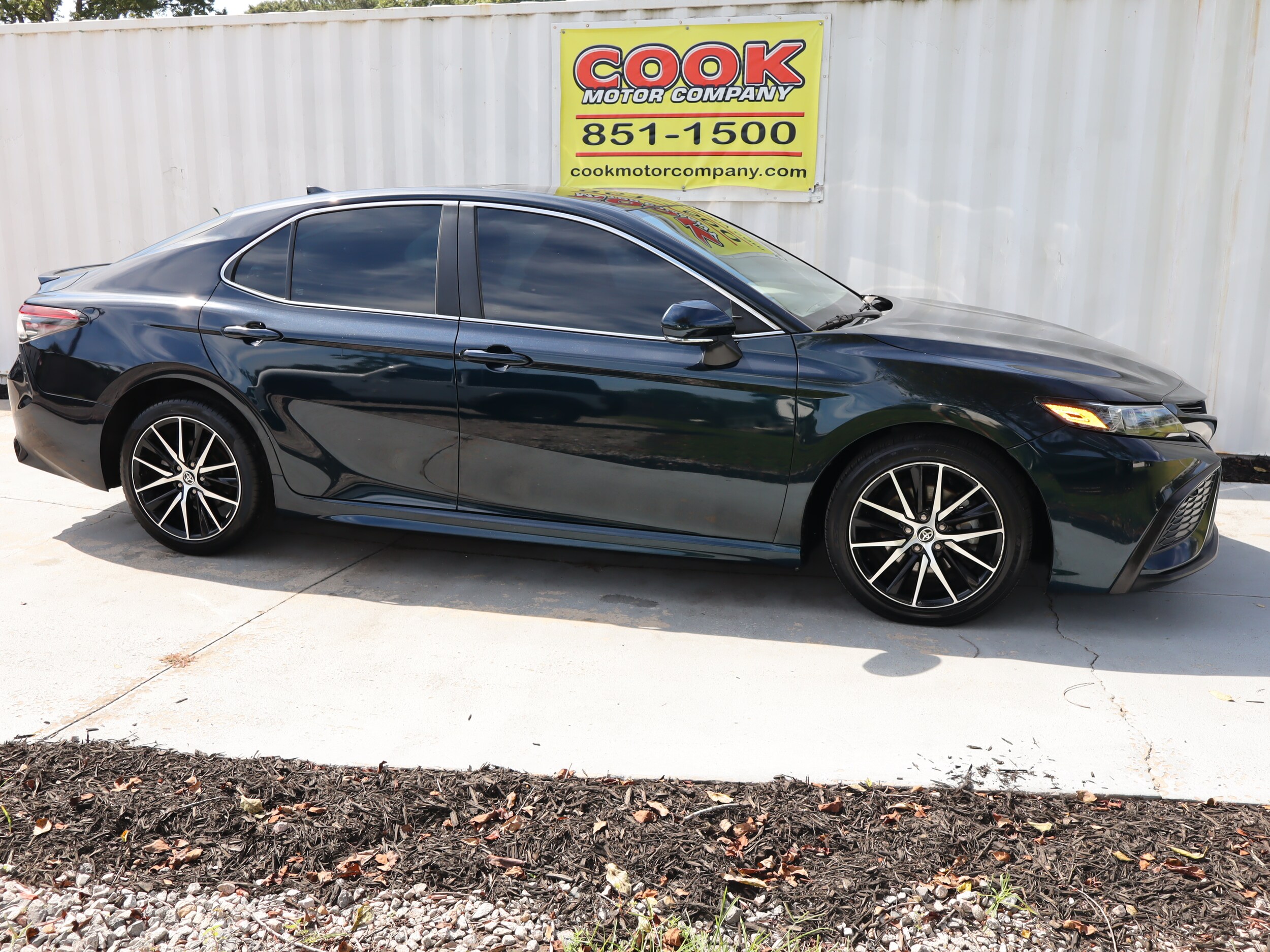 2021 Toyota Camry SE photo 3