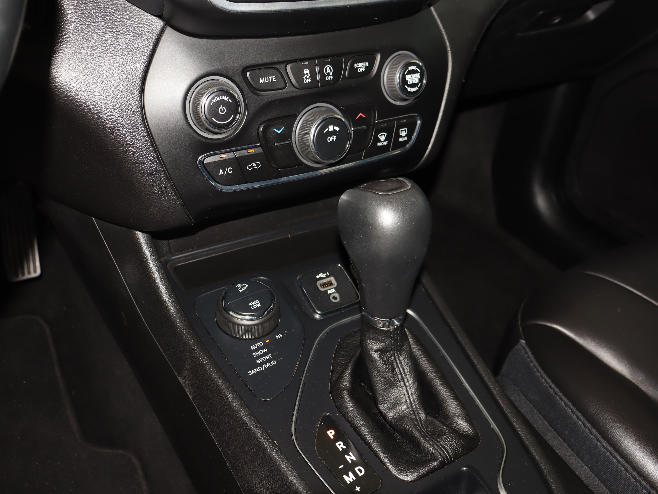 2019 Jeep Cherokee Latitude Plus - Photo 13