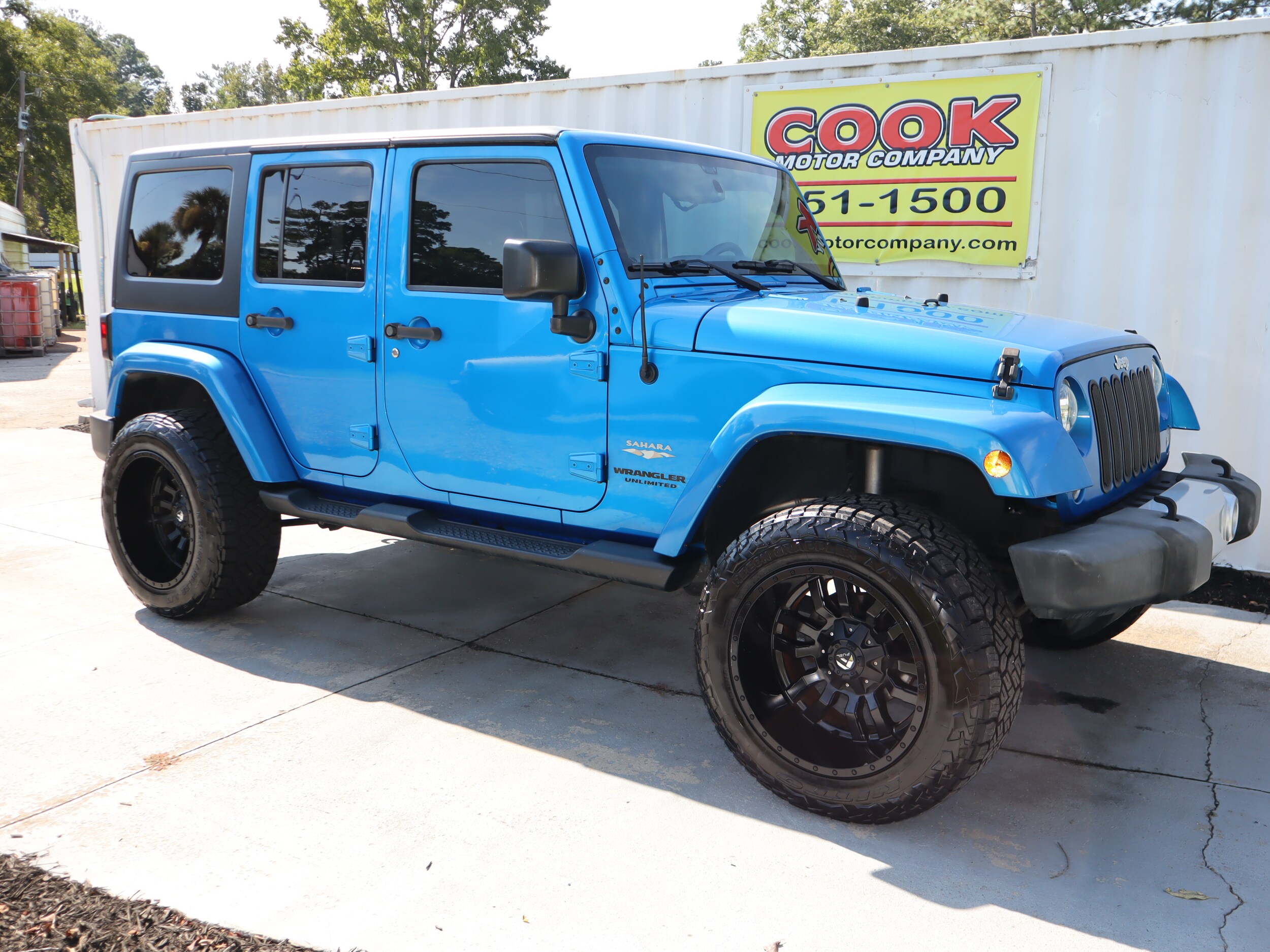 2015 Jeep Wrangler Unlimited Sahara photo 2