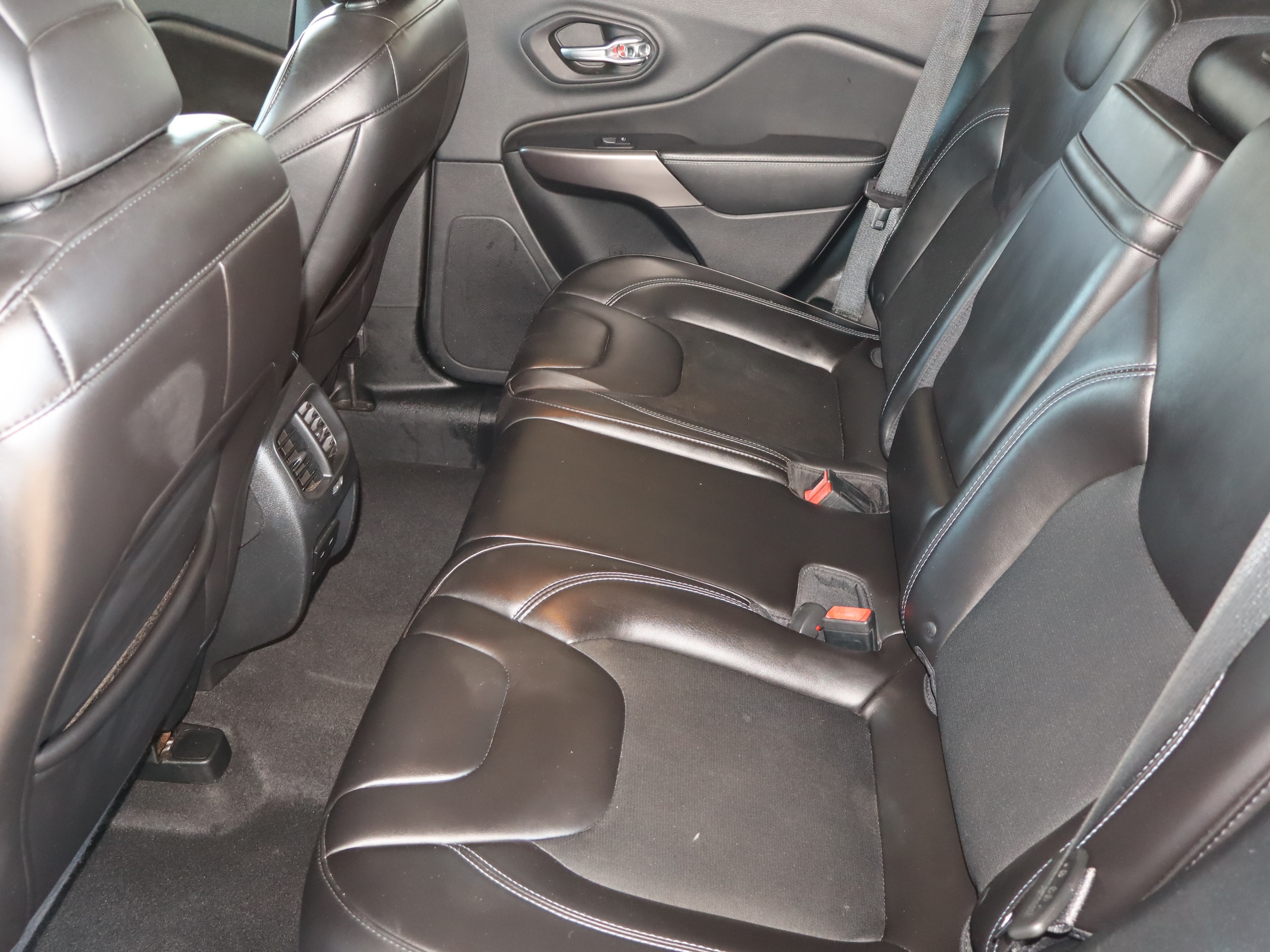 2019 Jeep Cherokee Latitude Plus - Photo 16