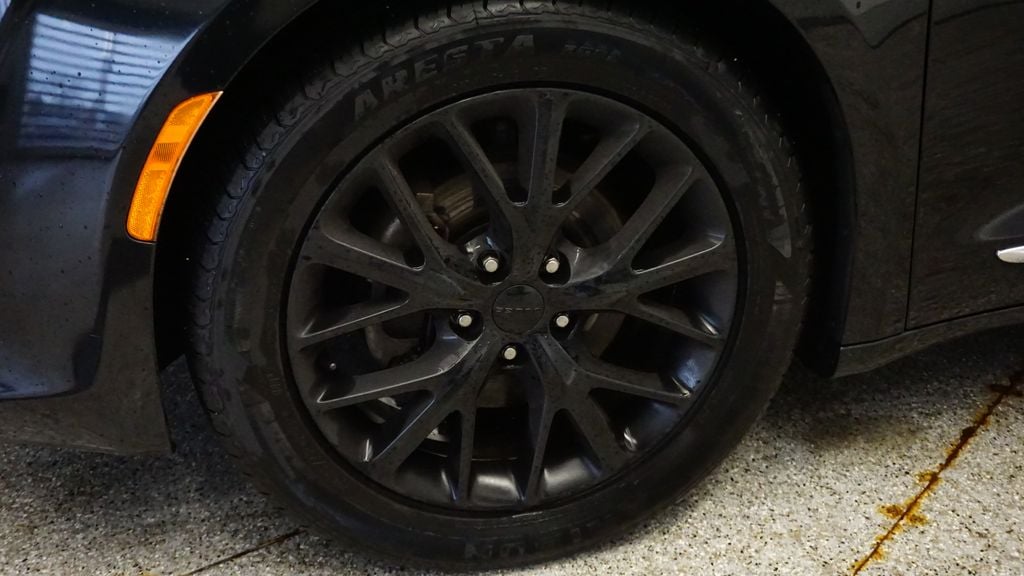 Thumbnail: 2018 Chrysler Pacifica - 10