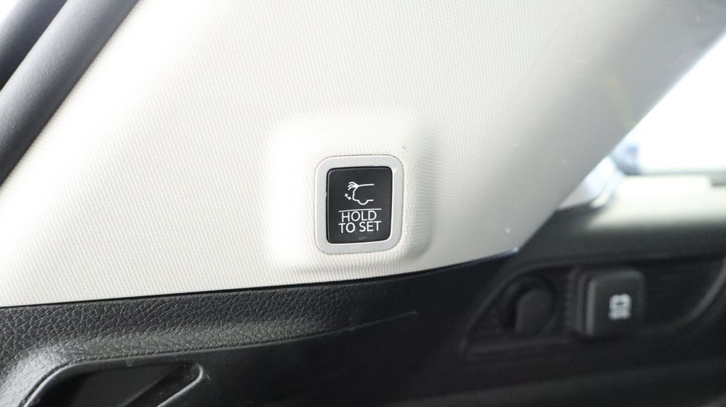 Thumbnail: 2023 Jeep Grand Cherokee - 18