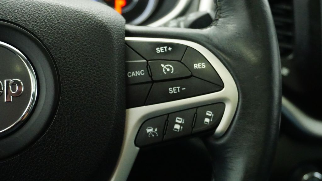 Thumbnail: 2016 Jeep Cherokee - 35