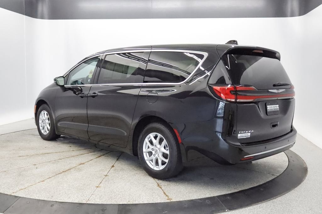 Thumbnail: 2023 Chrysler Pacifica - 3