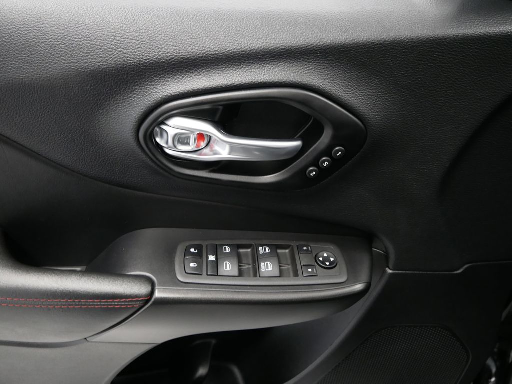 Thumbnail: 2022 Jeep Cherokee - 23