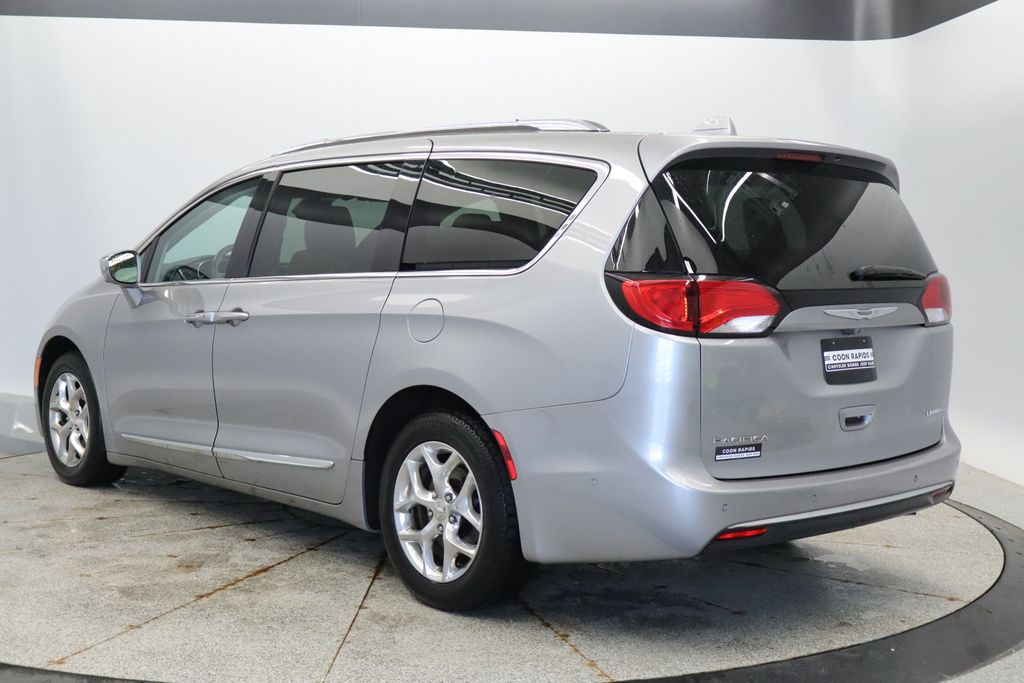 Thumbnail: 2017 Chrysler Pacifica - 3