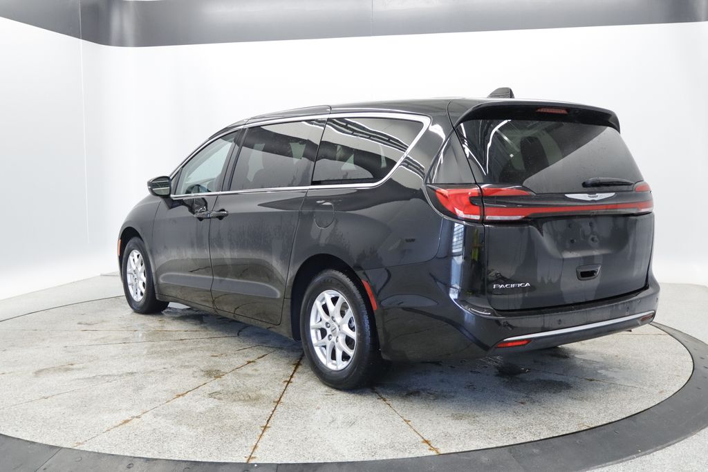 Thumbnail: 2023 Chrysler Pacifica - 3