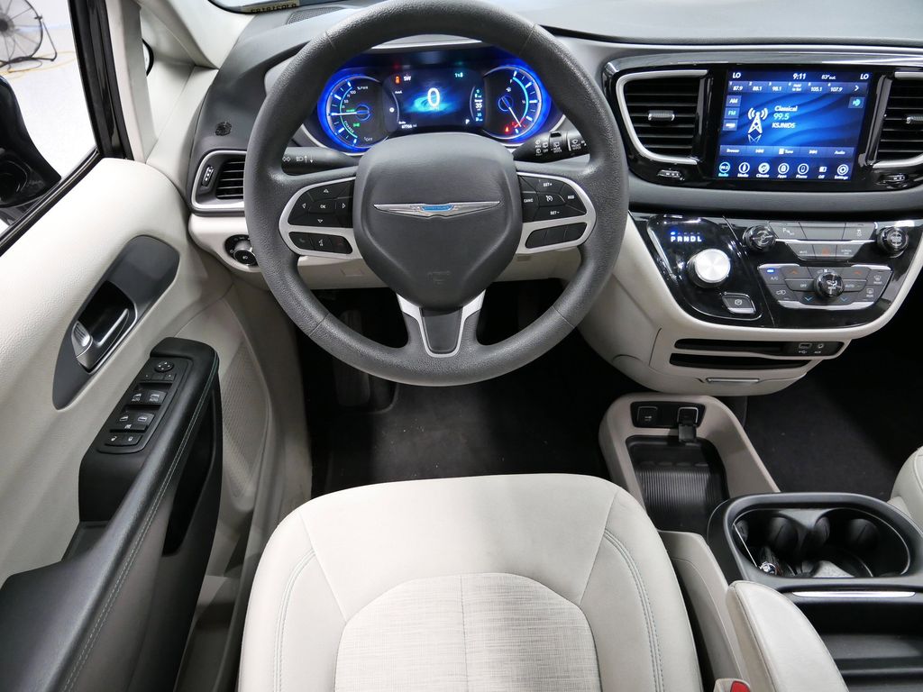 Thumbnail: 2018 Chrysler Pacifica - 25