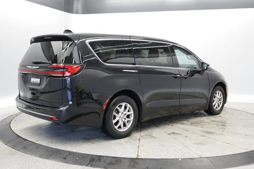 Thumbnail: 2023 Chrysler Pacifica - 5