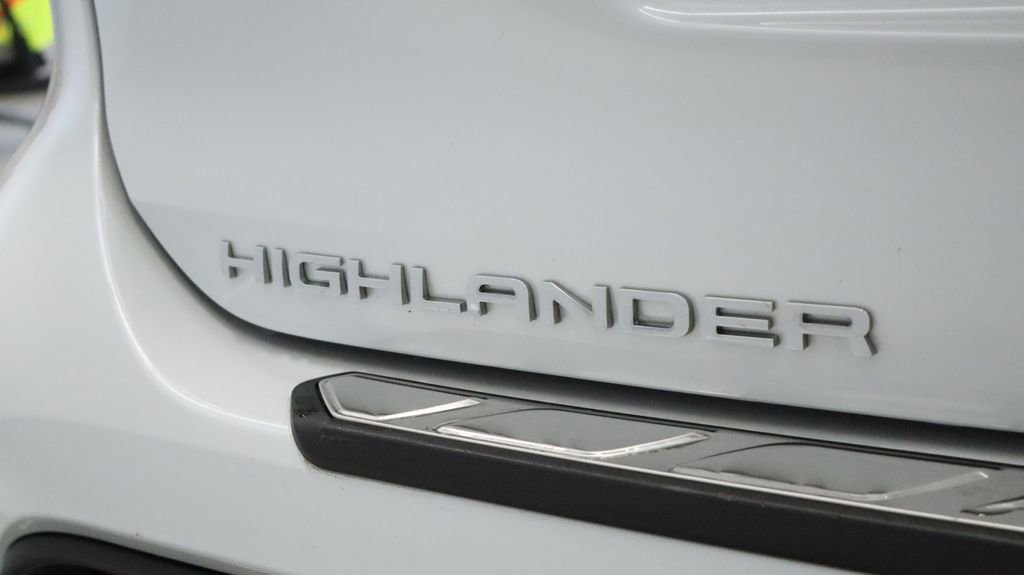 Thumbnail: 2022 Toyota Highlander - 13