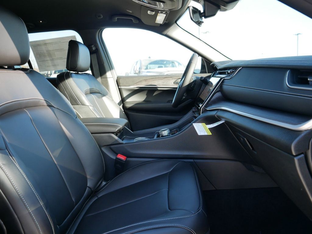 Thumbnail: 2025 Jeep Grand Cherokee - 23