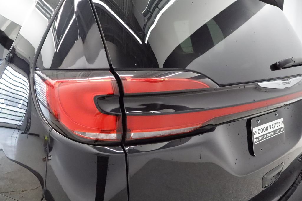 Thumbnail: 2023 Chrysler Pacifica - 17