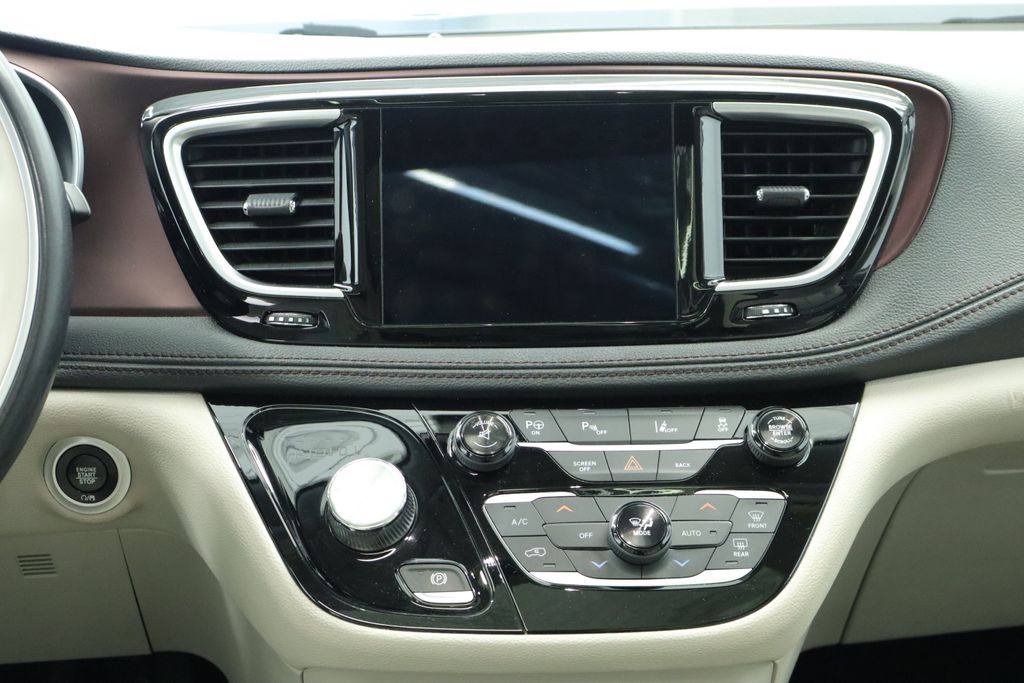 Thumbnail: 2017 Chrysler Pacifica - 24