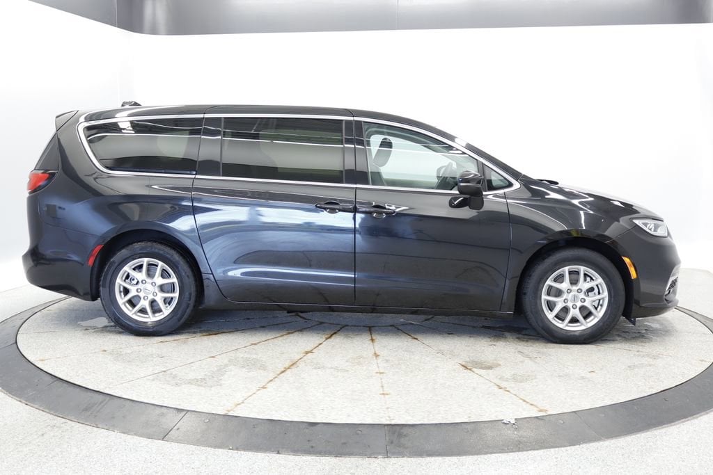 Thumbnail: 2023 Chrysler Pacifica - 8