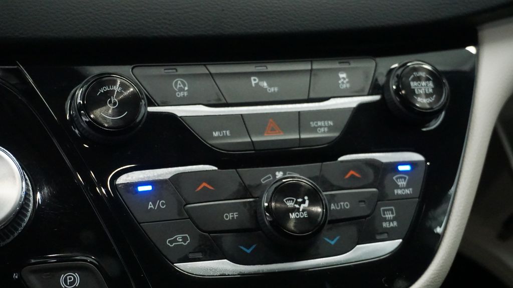 Thumbnail: 2018 Chrysler Pacifica - 32