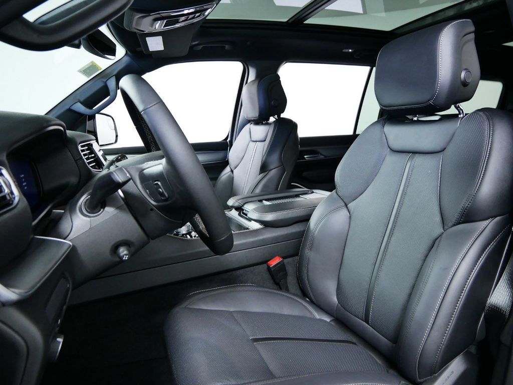 Thumbnail: 2024 Jeep Wagoneer - 32