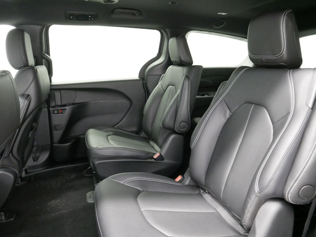 2025 Chrysler Pacifica Hybrid Select 31