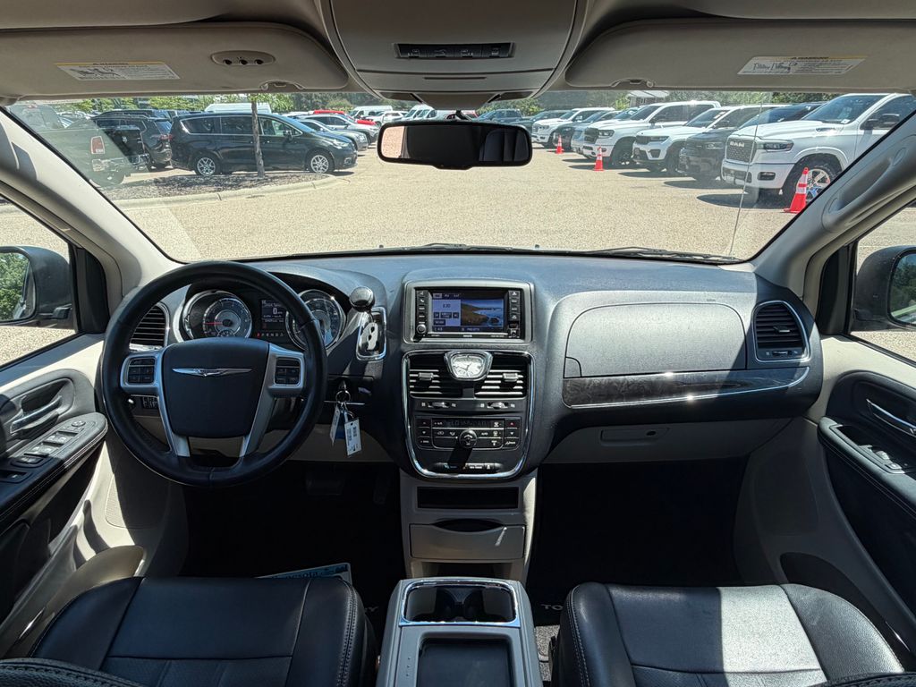 Thumbnail: 2012 Chrysler Town & Country - 14