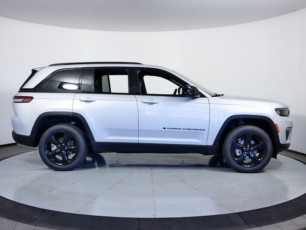 Thumbnail: 2025 Jeep Grand Cherokee - 9