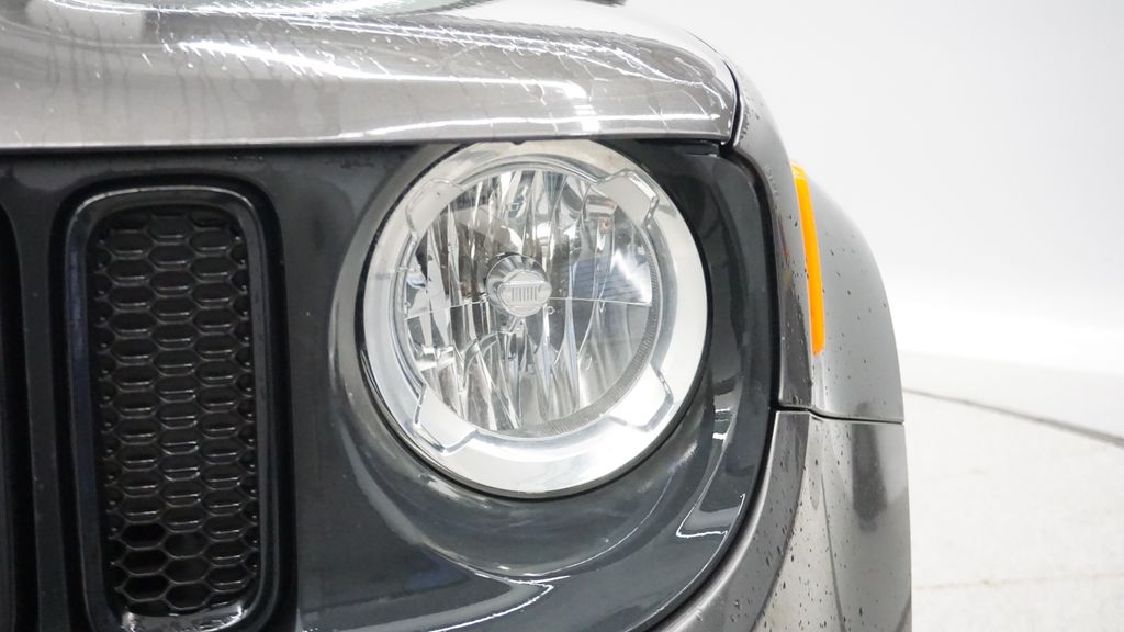 Thumbnail: 2016 Jeep Renegade - 17