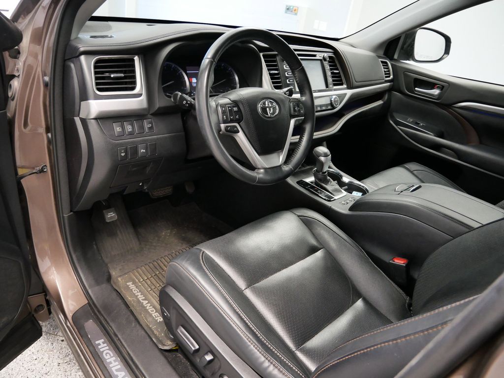 Thumbnail: 2017 Toyota Highlander - 20