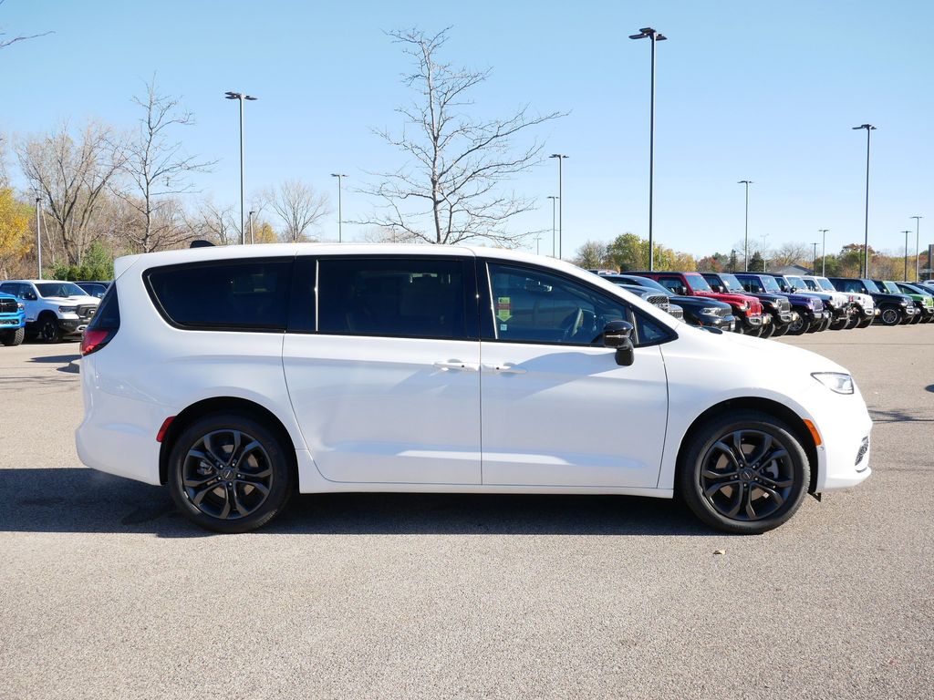 Thumbnail: 2026 Chrysler Pacifica - 9