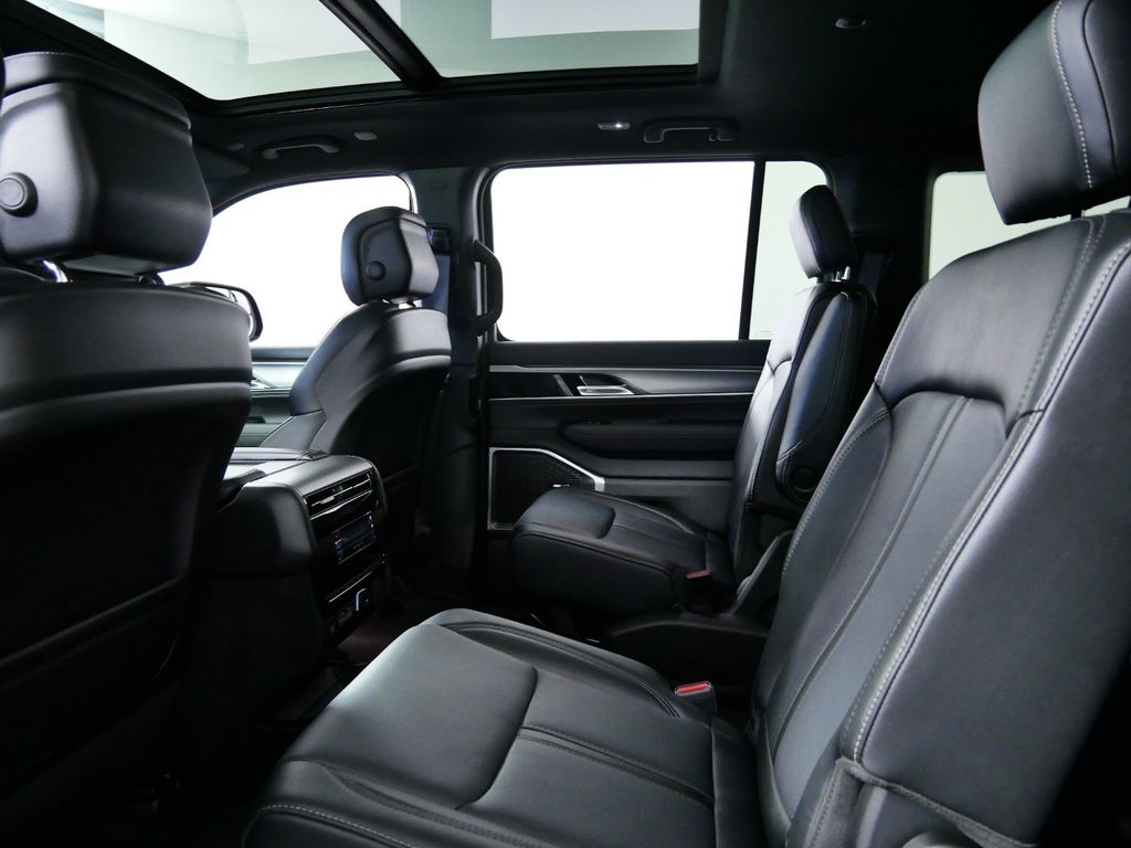 Thumbnail: 2024 Jeep Wagoneer - 31