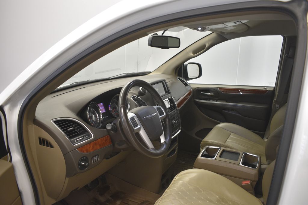 Thumbnail: 2015 Chrysler Town & Country - 27