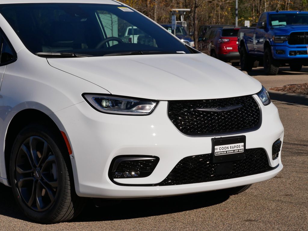 Thumbnail: 2026 Chrysler Pacifica - 3