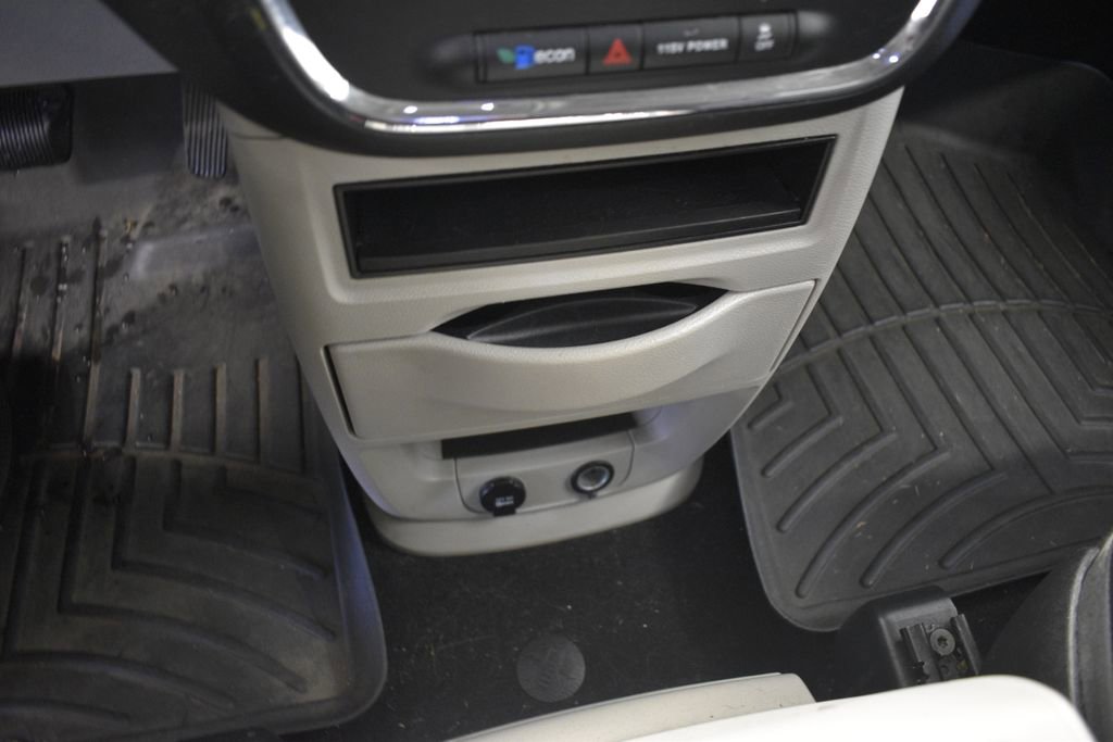 Thumbnail: 2014 Chrysler Town & Country - 33