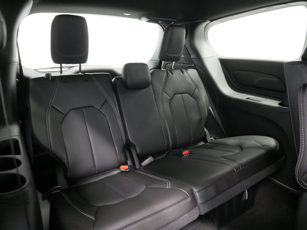 2025 Chrysler Pacifica Hybrid Select 27