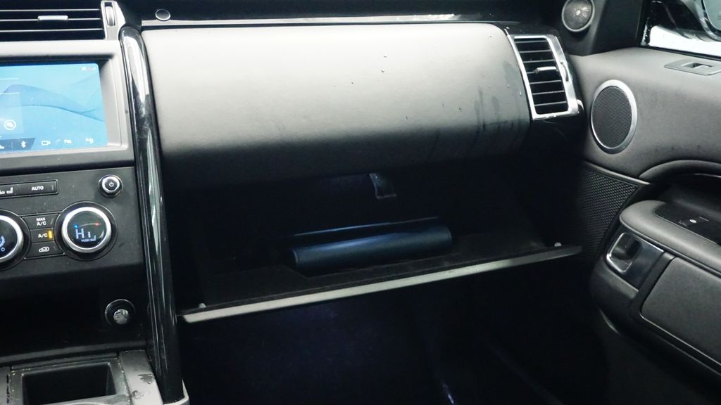 Thumbnail: 2020 Land Rover Discovery - 24