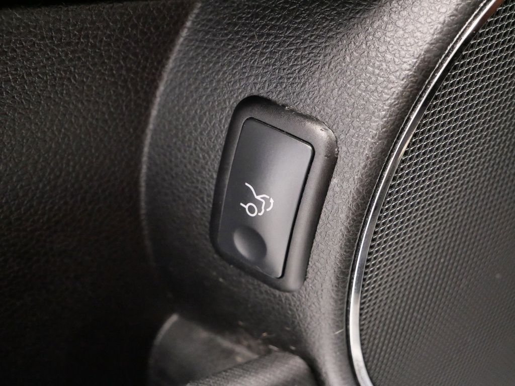 Thumbnail: 2011 Mercedes-Benz C-Class - 40