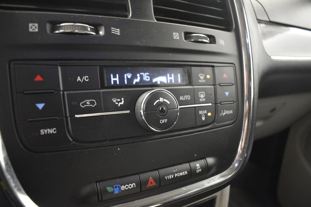 Thumbnail: 2014 Chrysler Town & Country - 42