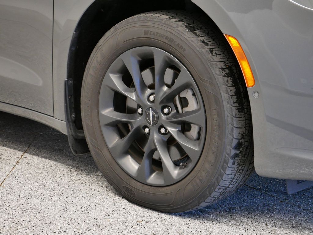 Thumbnail: 2021 Chrysler Pacifica - 17