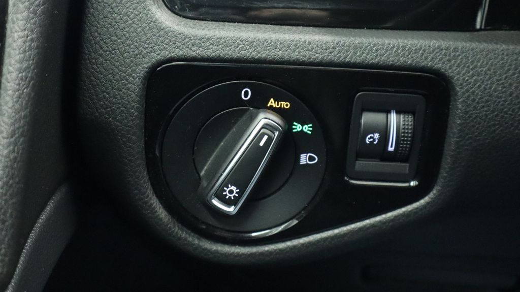 Thumbnail: 2019 Volkswagen Golf - 25