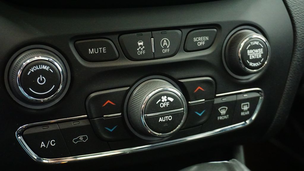 Thumbnail: 2021 Jeep Cherokee - 33