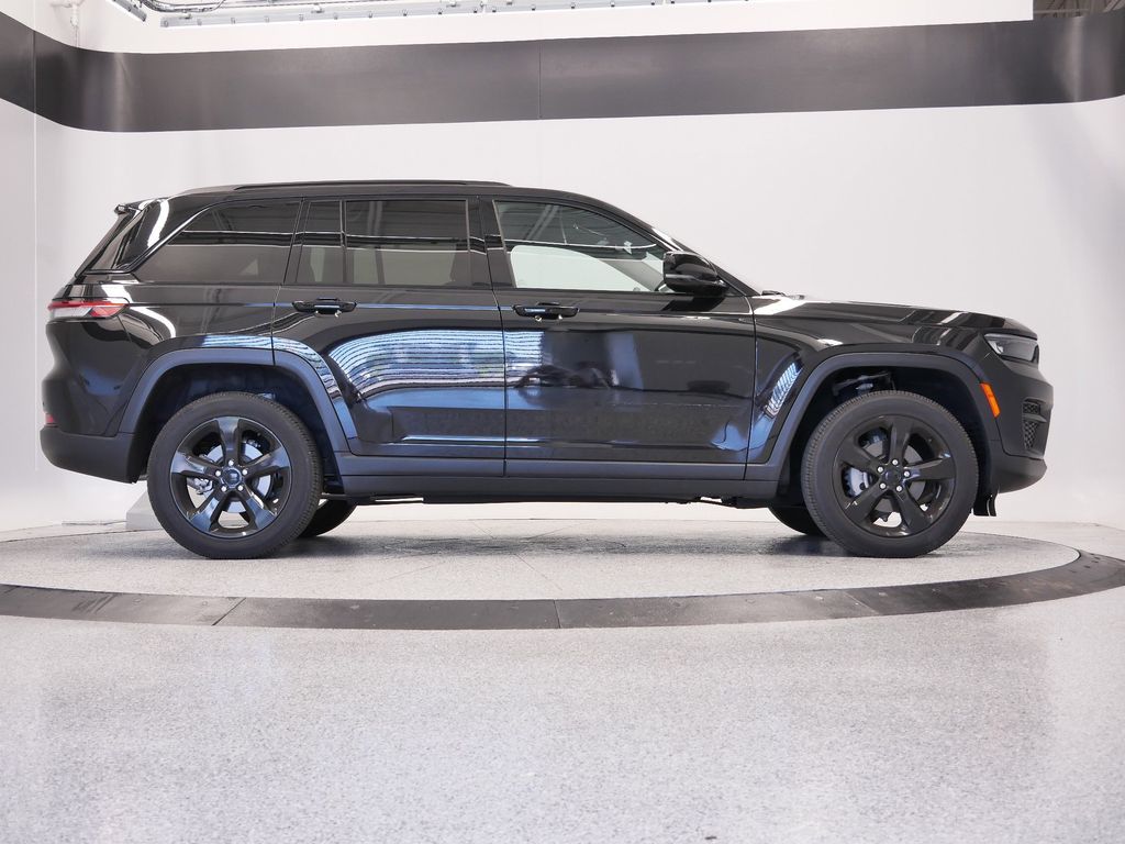 Thumbnail: 2023 Jeep Grand Cherokee - 8